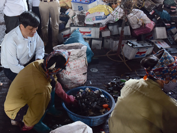 Làng nghề tái chế chì ở xã Chỉ Đạo, H.Văn Lâm, Hưng Yên gây ô nhiễm nặng nề môi trường sống 