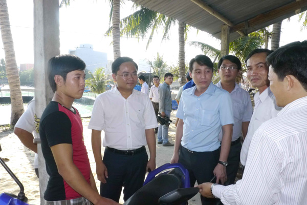 	Anh Nguyễn Anh Tuấn trao đổi với các ngư dân xã Tam Quan Bắc