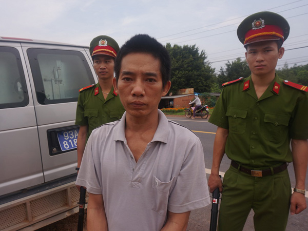 Lực lượng công an áp giải Lê Minh Vinh đến hiện trường vụ trộm chiếc xe Toyota Fortuner. 