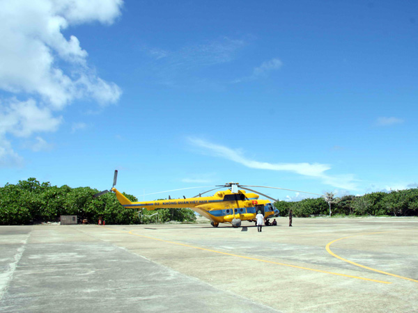 Máy bay trực thăng đáp trên sân bay ở Trường Sa Lớn 