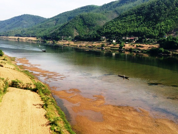 Sông Gianh (Quảng Bình) đoạn chảy qua xã Đức Hóa cạn trơ đáy, chỗ có nước chỉ ngang đầu gối 