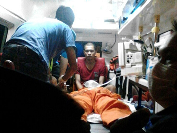 Nhân viên Cơ quan chấp pháp biển Malaysia cấp cứu nạn nhân bị thương