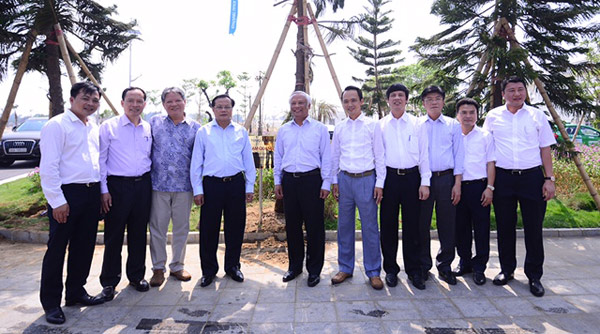  ông Phạm Quang Nghị, ông Uông Chu Lưu và ông Hà Hùng Cường trồng cây lưu niệm tại dự án.