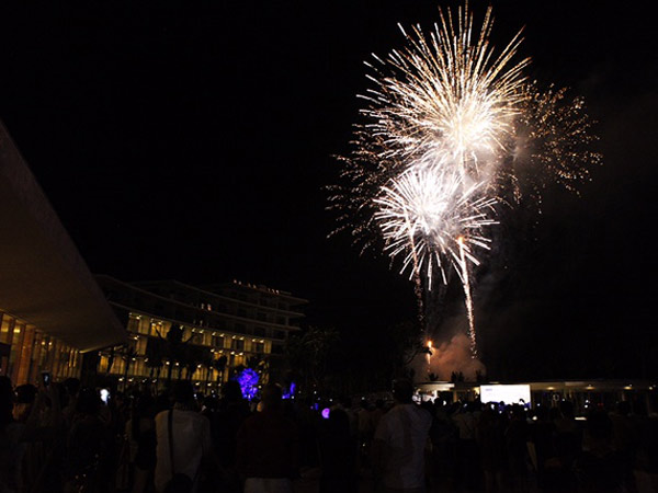 Hàng nghìn người đổ về FLC Sầm Sơn để thưởng thức màn trình diễn pháo hoa đêm trước Lễ khai trương