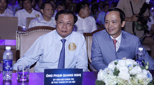 Ông Phạm Quang Nghị, Ủy viên Bộ Chính trị, Bí thư Thành ủy Hà Nội (trái) và ông Trịnh Văn Quyết, Chủ tịch Tập đoàn FLC