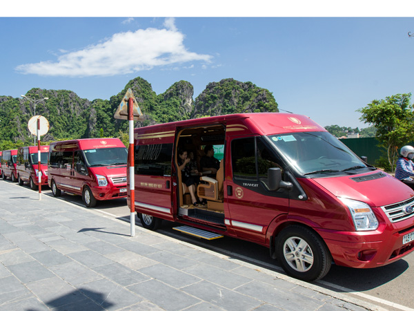 Công ty Phúc Xuyên nhận bàn giao 10 xe DCar Limousine