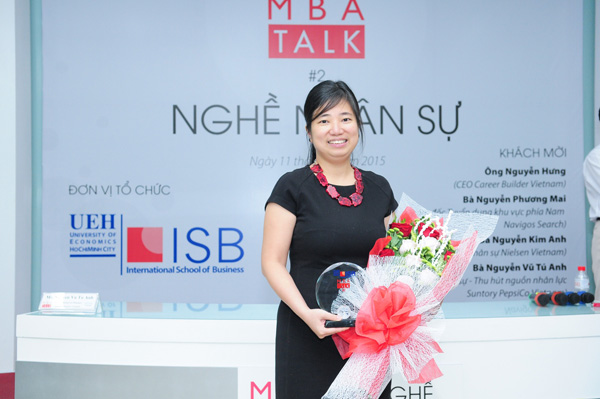 Bà Nguyễn Vũ Tú Anh – Trưởng phòng nhân sự Thu hút nguồn nhân lực Suntory PepsiCo Vietnam chia sẻ tại MBA Talk lần 2: Nghề Nhân Sự.