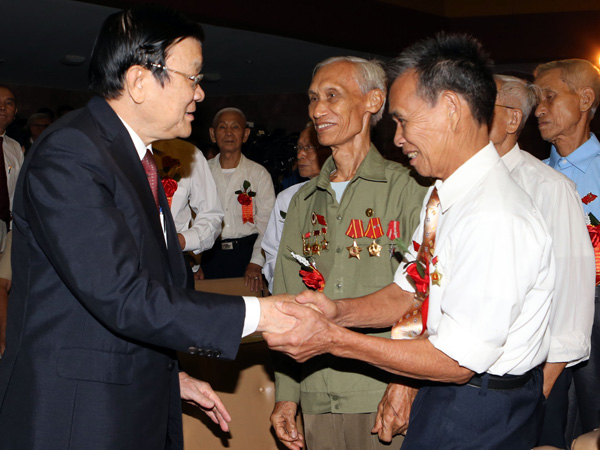 Chủ tịch nước Trương Tấn Sang với các cựu thanh niên xung phong