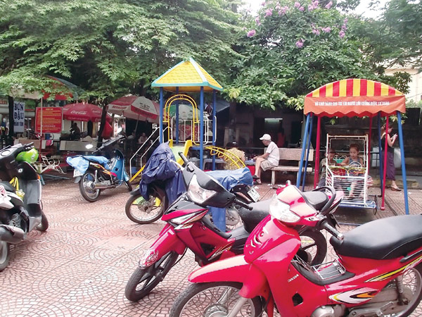 Nhiều bãi gửi xe tư nhân mọc lên trong khoảng không gian ít ỏi của khu tập thể Thịnh Quang 