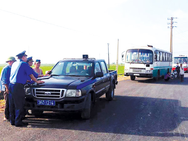 Thanh tra giao thông Thanh Hóa xử lý xe khách cũ nát chuyên chở công nhân 