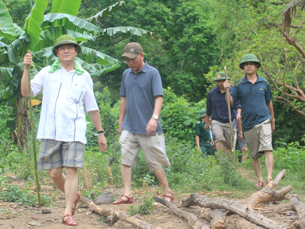 Đại tá Nguyễn Hữu Cầu (trái) vào hiện trường vụ án 