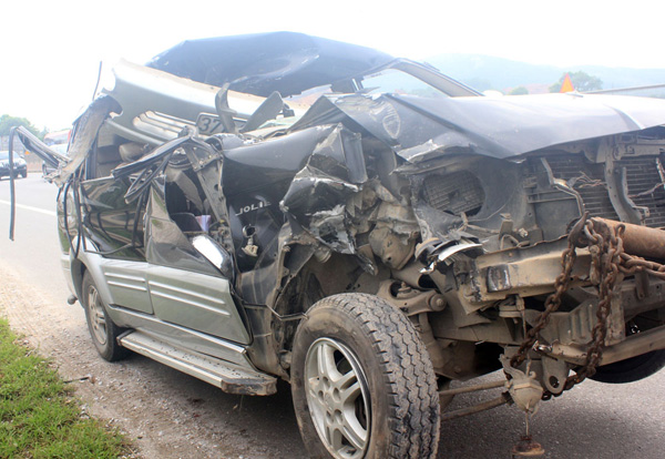 Chiếc xe 7 chỗ bị nát bét sau vụ tai nạn