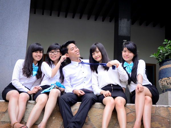 Sinh viên Trần Thị Thùy Trang (thứ hai từ trái sang) chụp ảnh lưu niệm cùng bạn bè