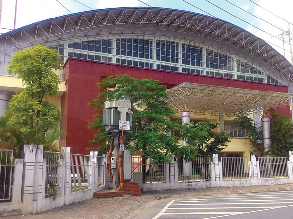 Sân vận động được xây dựng hiện đại nhưng hầu như bỏ không