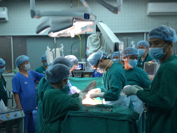 Các bác sĩ BV Chợ Rẫy đang tiến hành mổ lấy tạng hiến từ bệnh nhân