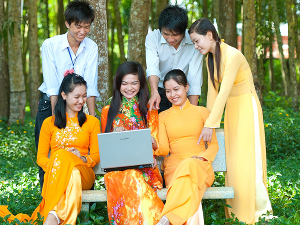 SV ngành Tiếng Việt và văn hóa Việt Nam Trường ĐH Cửu Long trong giờ học nhóm 