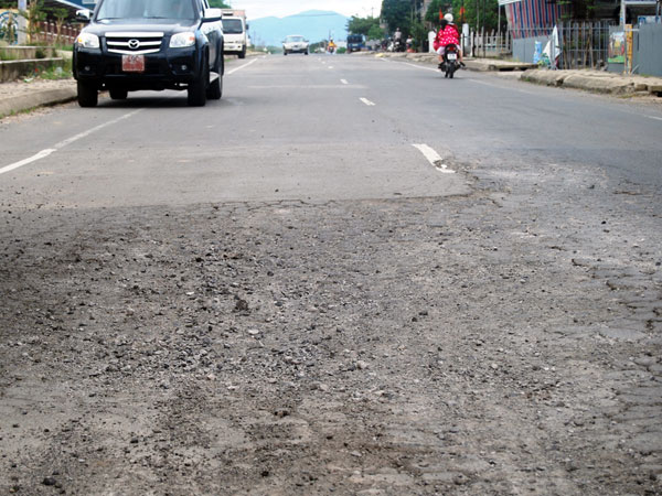 Nhiều vị trí mặt đường bị hư hỏng ở đoạn qua xã Lạc Lâm, H.Đơn Dương 