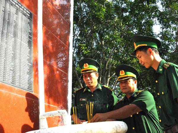 Cán bộ chiến sĩ Đồn BP Phú Mỹ (Kiên Giang) viếng các liệt sĩ Đồn Phú Mỹ, tại bia ghi tên liệt sĩ nằm cạnh đơn vị 