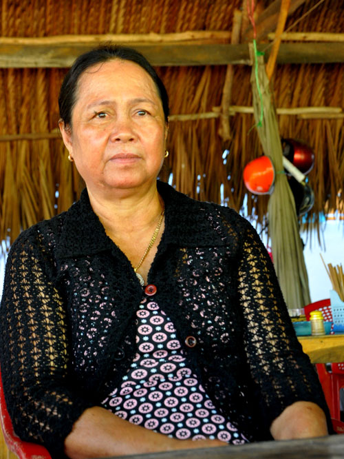 Bà Danh Thị Nho, nguyên du kích xã Phú Mỹ đỏ hoe mắt khi kể lại thời điểm cùng chiến đấu với bộ đội BP Phú Mỹ và chôn cất bộ đội hy sinh