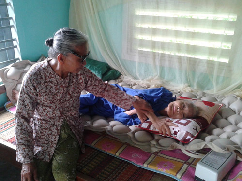  Bà Ngô Thị Phán (chị dâu bà Nguyễn Thị Ân) chăm sóc bà Ân