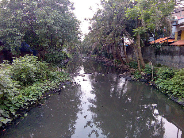 Nhiều đoạn kênh, hồ được cải tọa, xây kè nhưng nước vẫn rất bẩn 