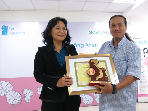 Ông Nguyễn Thanh Hiền, Tổng Giám đốc công ty Cổ phần TMDV & Đầu tư Lấp Lánh (Sparkling) nhận bằng khen của Tỉnh Đồng Tháp.