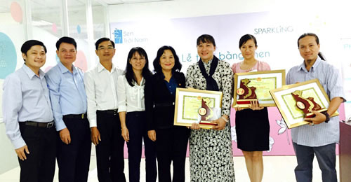 Bà Trần Thị Thái cùng đại diện lãnh đạo tỉnh Đồng chụp hình lưu niệm cùng Ban Tổ chức Lễ hội Sen Trời Nam