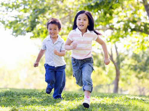 Cho trẻ vận động nhiều để giúp tăng hệ miễn dịch 