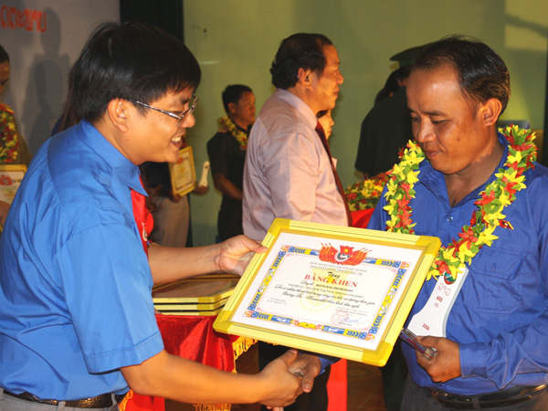 Anh Đỗ Văn Bình, Bí thư Tỉnh đoàn Quảng Trị tặng bằng khen cho các bạn trẻ có thành tích bảo vệ biên giới Việt - Lào