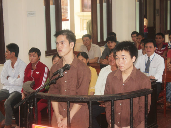 Bị cáo Văn Đình Oanh và Lê Văn Tình (từ trái qua) tại phiên tòa sơ thẩm