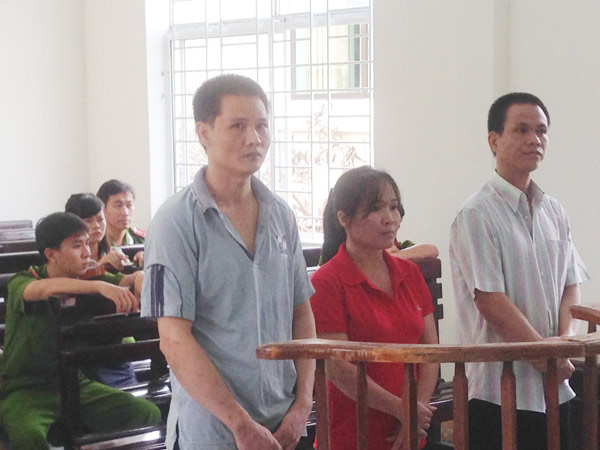 Học, Thúy, Thành (từ trái qua) tại phiên tòa sơ thẩm 