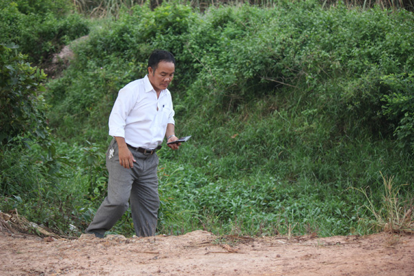 Ông Nguyễn Trọng Hòa, Giám đốc Chi nhánh nông trường chụp ảnh số sinh vật nhỏ do mình gây nuôi sinh ra