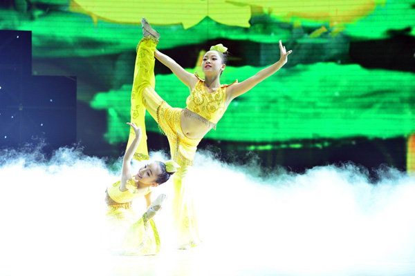 Tiết mục múa dân gian đương đại kết hợp Dancesport của Kim Thư và Bảo Anh đội Minh Hằng – Phan Hiển; giám khảo chọn Kim Thư.