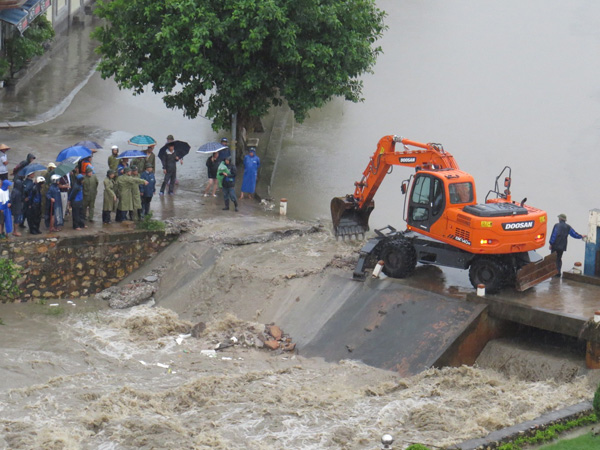 Phá đập tràn để nước thoát ra sông Sinh giúp dân thoát ngập lụt