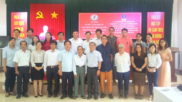 Các thành viên của Hội người Việt Nam tại Pháp, lãnh đạo Bệnh viện Phong - Da liễu Trung ương Quy Hòa và đại diện người dân làng phong Quy Hòa cùng chụp ảnh lưu niệm.