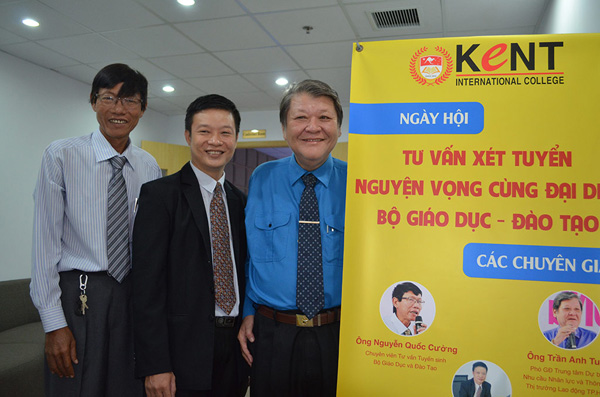 Ông Nguyễn Quốc Cường, chuyên viên tư vấn của Bộ GD-ĐT trong ngày hội tư vấn tuyển sinh tại trường Kent