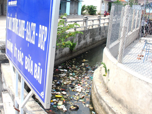 Mương nước ngập rác gây ô nhiễm 