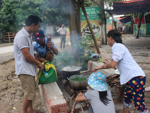 Người dân mang cả xoong nồi, thực phẩm đến nấu ăn ngay lề đường gần cổng phòng tiếp dân UBND tỉnh Nghệ An 