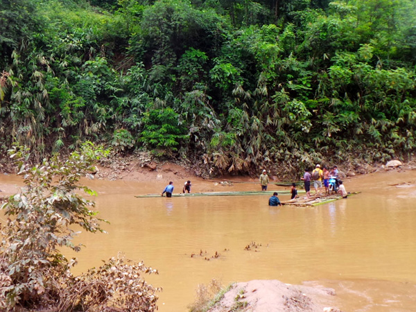 Người dân H.Quan Hóa (Thanh Hóa) đóng bè mảng để vượt qua các điểm ngập lụt 