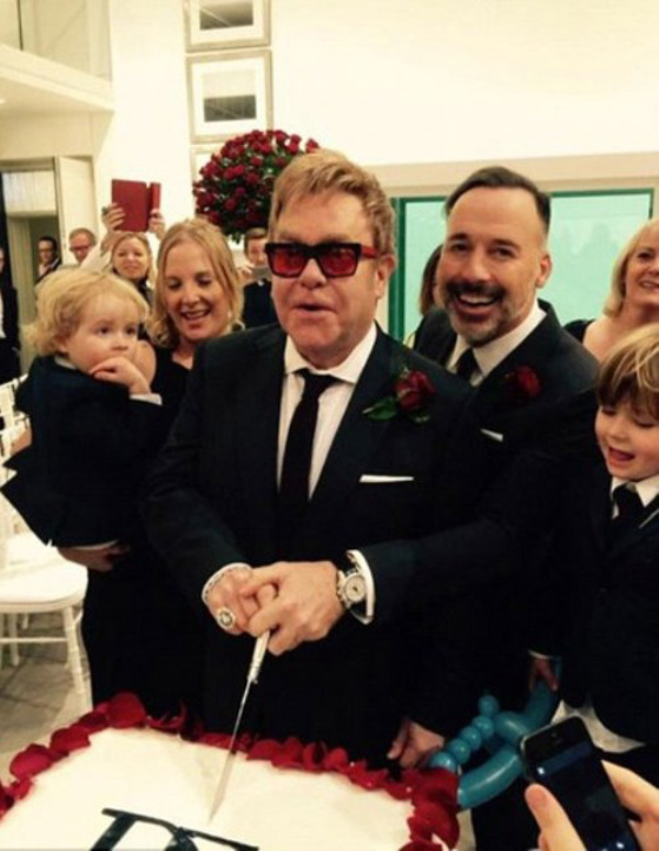 Elton John cùng bạn đời của mình hạnh phúc trong hôn lễ. 