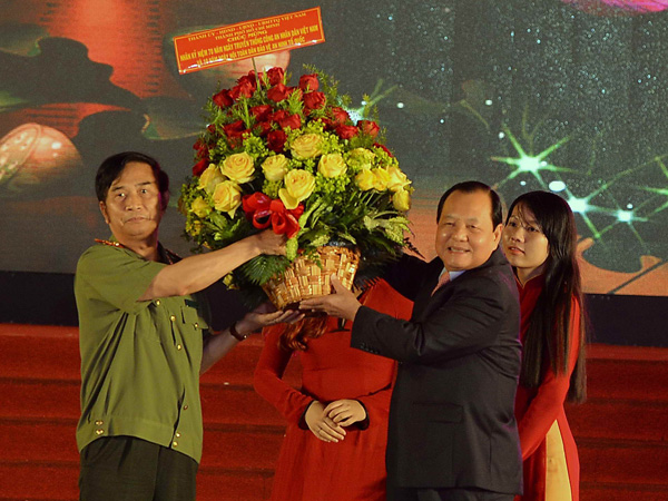 Ông Lê Thanh Hải, Bí thư Thành ủy TP.HCM tặng hoa chúc mừng thượng tướng Đặng Văn Hiếu, Thứ trưởng thường trực Bộ Công an