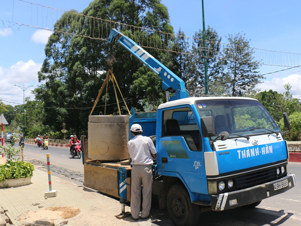 Công ty Lang Bian cho xe thu gom hố ga về bãi tập kết, ngưng thi công 