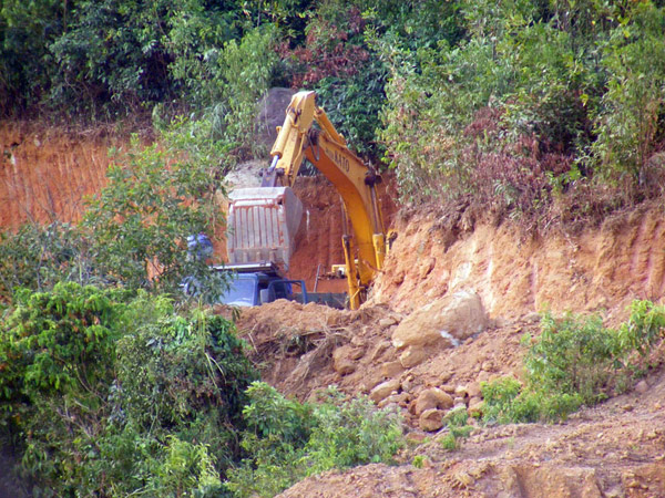 Xe múc, xe ben tải khai thác đất trái phép tại khu vực núi Cảnh Dương (xã Lộc Thủy và Lộc Vĩnh, H.Phú Lộc, Thừa Thiên - Huế) 