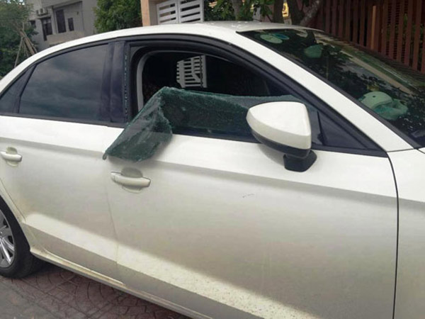  Xe Audi ở Đồng Hới bị trộm đập nát kính và lấy nhiều tài sản