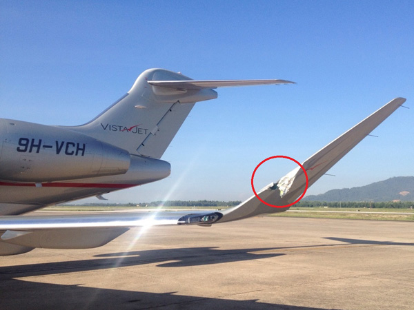 C&aacute;nh tr&aacute;i m&aacute;y bay bị r&aacute;ch sau c&uacute; đ&acirc;m 