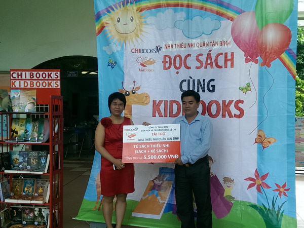 Đại diện ChiBooks trao tặng tủ sách cho Nhà văn hóa Thiếu nhi Q.Tân Bình sáng 8.8 