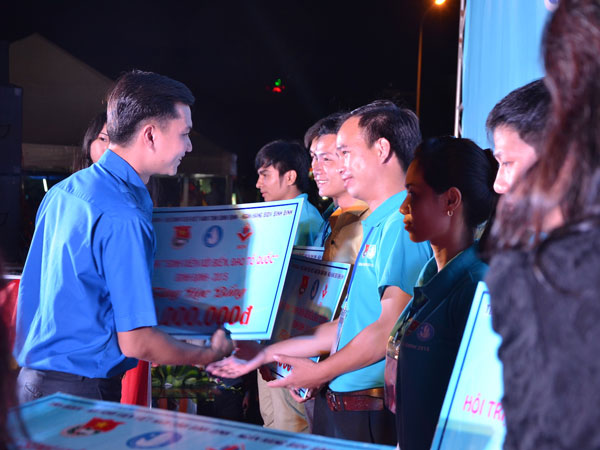 Anh Nguyễn Minh Triết trao học bổng cho đại diện các tỉnh thành