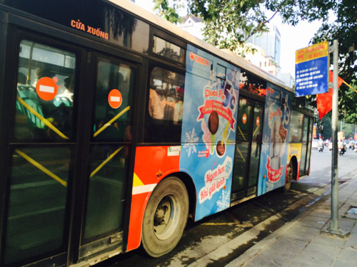 Hôm nay, xe buýt của Transerco tạm thời gỡ bỏ đề can quảng cáo dán đè lên phần kính thoát hiểm