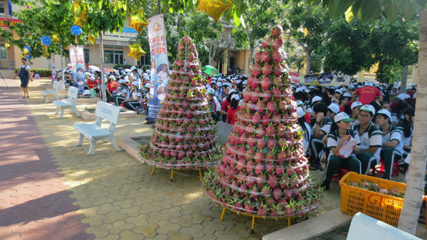 Trái thanh long, đặc sản của quê hương Bình Thuận cũng được đưa vào sân trường để quảng bá với bạn bè cả nước.