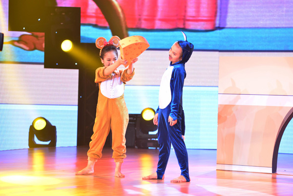 Qua điệu nhảy Jazz và chachacha, hai học trò của Thủy Tiên là Thu Trang và Bảo Anh đã hóa thân thành mèo Tôm và chuột Jerry.